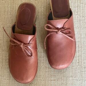 Vintage 70s-style J Crew Leather & Wood Clogs w/Bows Size 7 Women’s, Rust Brown